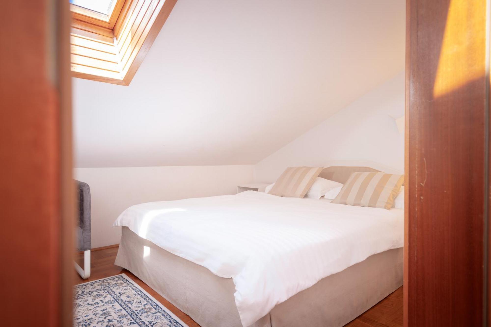 Kalina Deluxe Apartments Jelsa  Bagian luar foto